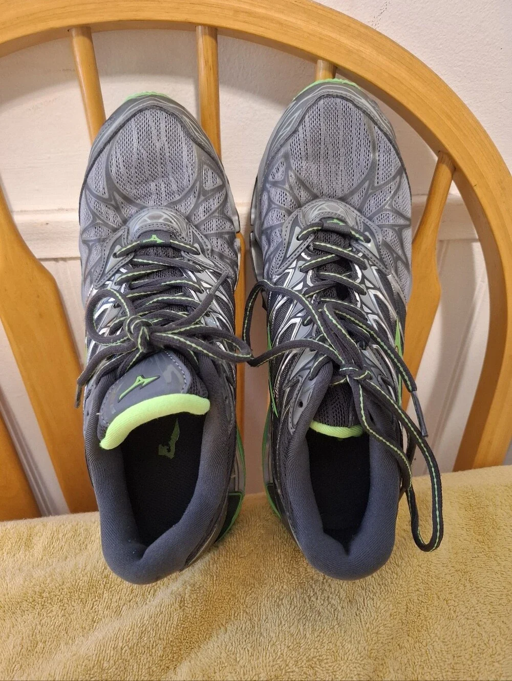 Mizuno grey neon